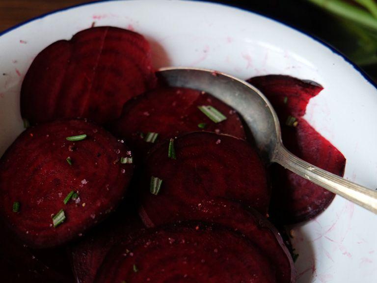 Preheat the oven to 180°C/360°F. To make the beetroot chips, wash beetroot and finely slice (approx. 2 – 3 mm/0.1 in.). Wash, dry, and chop rosemary and parsley. Put beetroot slices in a bowl and season with salt, pepper, and rosemary.