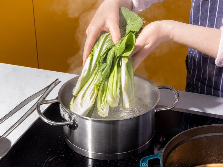 For a 2-person portion, add 200 ml/0,8 cup of the dashi broth and bring to boil. Reduce the heat and continue to simmer gently. In the meantime, prepare the ramen noodles according to the packing instructions. In the last minute, add the pak choi, blanch and drain.