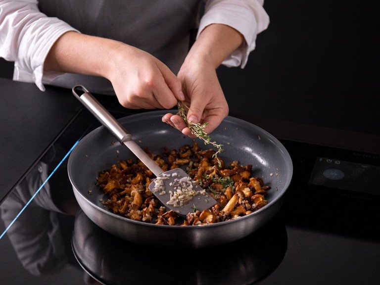 Heat some oil in a frying pan over medium-high heat and fry chanterelles for approx. 2 – 3 minutes, then add garlic and shallots and fry until translucent, approx. 4 min. more. Add thyme and fry for approx. 1 min. longer, then remove from heat and let cool.