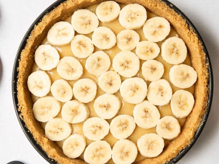 Placing the bananas! The Main flavour! 😋😋😋. Cut 3 bananas in medium thick rounds, Arrange the banana slices in a single layer. Place it in the refrigerator now! And start whipping the cream.