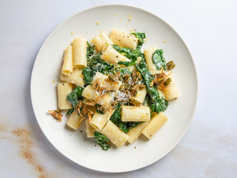Creamy spinach pasta with caramelized shallots