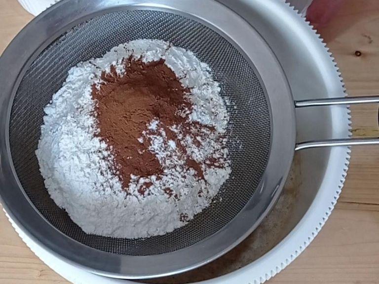 Sift flour, salt, banking soda, baking powder and cinnamon powder into the egg mixture. Mix well with spatula.