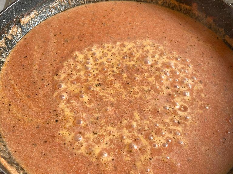 Bring the sauce to a boil on low heat.
