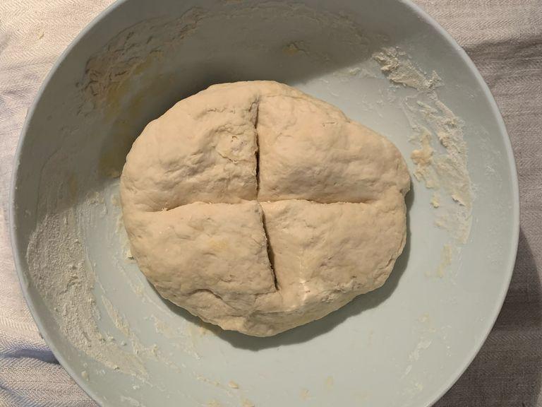 When you get an homogeneous dough without any lumps, cover the bowl with a clean kitchen towel and place it in the turned off oven. Let it rest and allow the dough to rise for at least 2.5 hours.