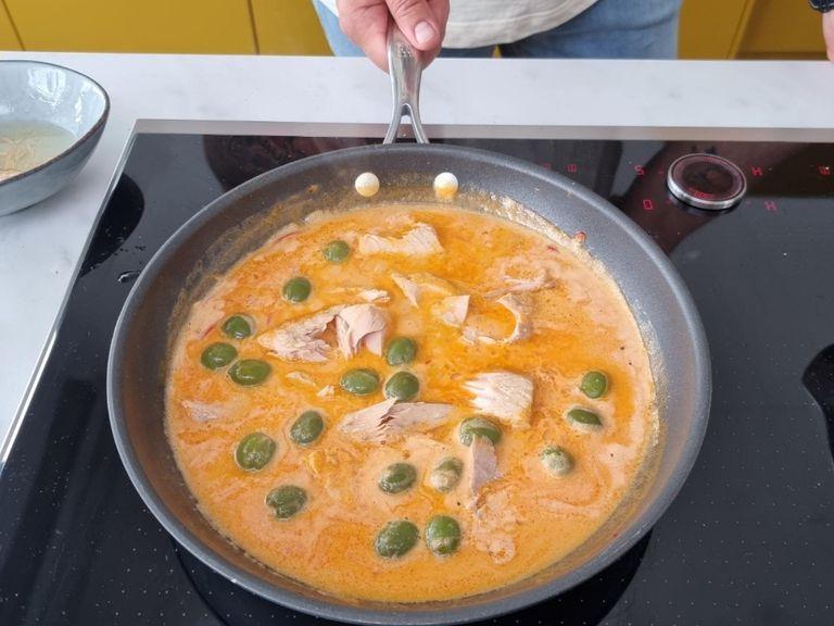 Nudeln abgießen. Mit der Thunfisch–Soße mischen und anrichten. Mit Parmesan bestreuen und mit Petersilie garnieren.