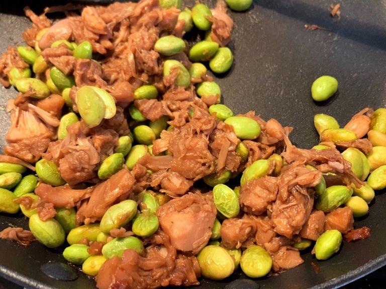 Add edamame beans to the separate frying pan. Drain jackfruit then add it to the beans. Fry both ingredients together until they’re cooked. Add teriyaki sauce, season with salt and pepper and cook for next 2-4min