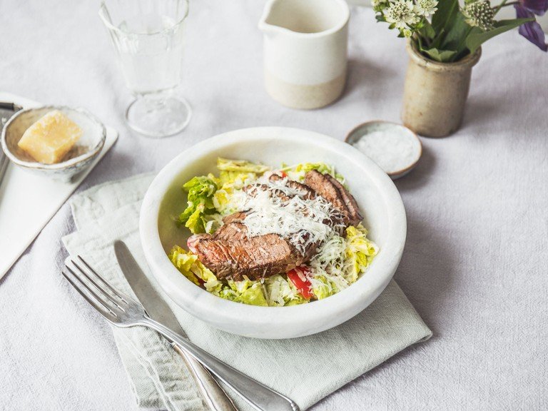 Salat mit Steakstreifen und Caesar-Dressing