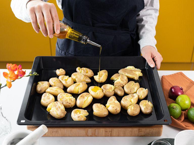Die Kartoffeln auf ein Backblech geben. Ein weiteres Backblech darauf platzieren und zusammenpressen, um die Kartoffeln zu zerdrücken. Mit etwas Olivenöl beträufeln und mit groben Meersalz bestreuen, gut vermengen. In den Ofen schieben und ca. 30 Min. backen, oder bis die Kartoffeln sehr knusprig sind.