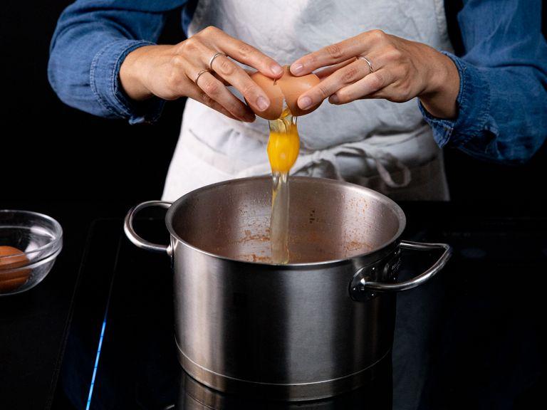Während die Nudeln kochen, etwas Basilikum mit den Händen zerreißen und zur Tomatensoße geben. Die Eier vorsichtig aufschlagen und direkt in die Tomatensoße geben. Eier ca. 7 Min. darin pochieren, bis das Eiweiß fast gestockt, das Eigelb aber noch flüssig ist.  Die pochierten Eier mit einer Schaumkelle aus der Soße nehmen und beiseitelegen.