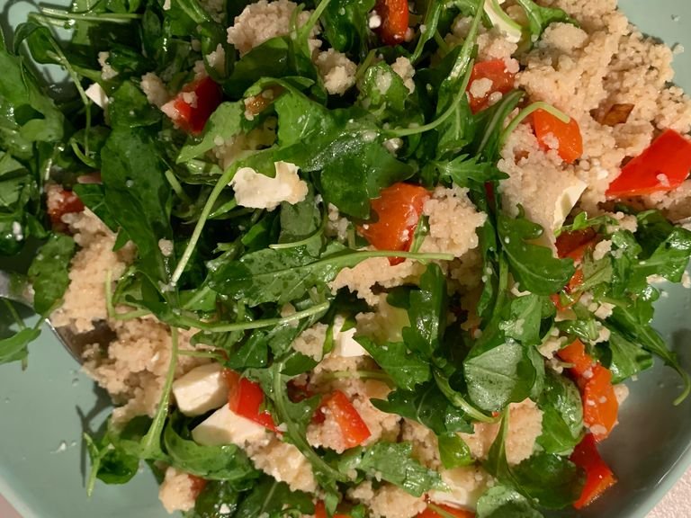 Mix the couscous, arugula, feta cheese, pepper, chopped parsley, olive oil and salt in a bowl.