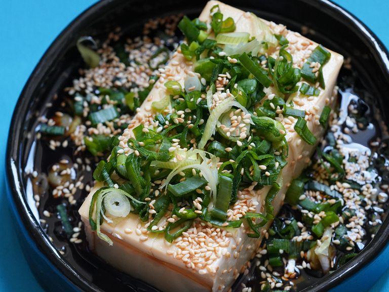 Pour the sauce over your tofu! Now lay the chives on top and sprinkle generously with sesame seeds.