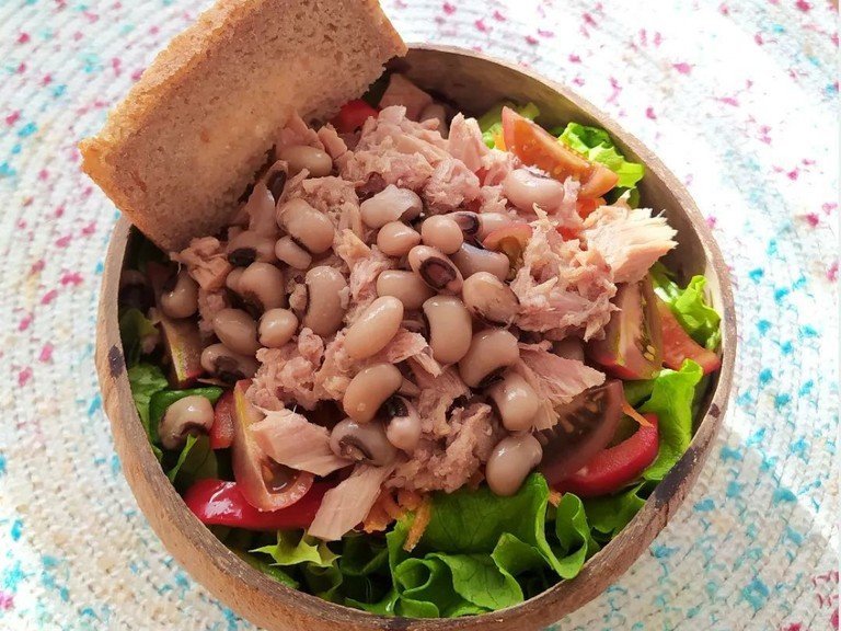 Salad with tuna and legumes