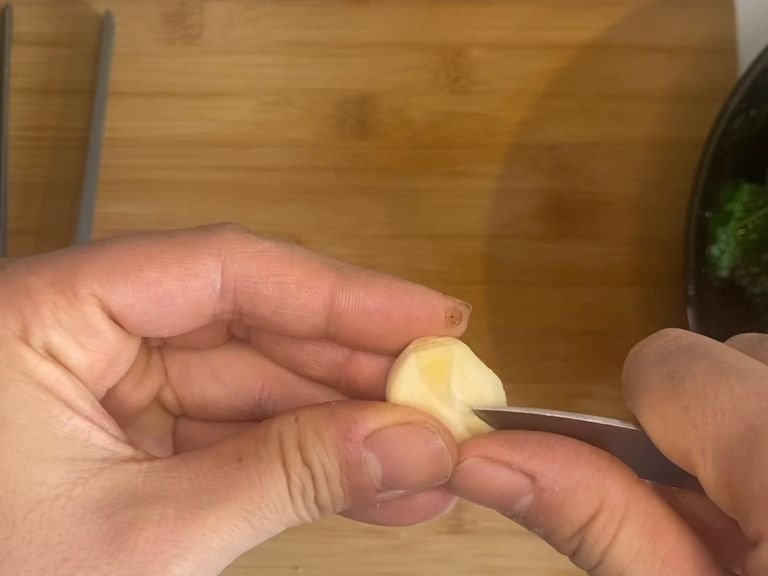 clean the garlic