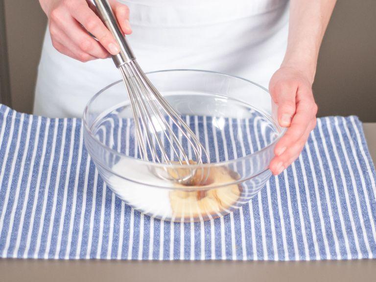 Backofen auf 200°C vorheizen. Senf, Zucker und Honig in einer großen Schüssel vermischen.