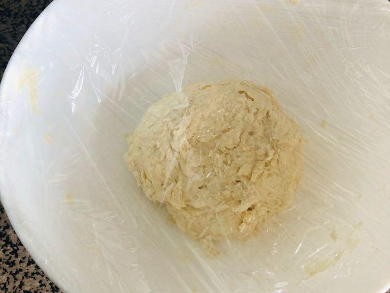 Now we have to mix the dough very well, until it is no longer sticky, once it is achieved we will let it rest for two hours so that it grows.