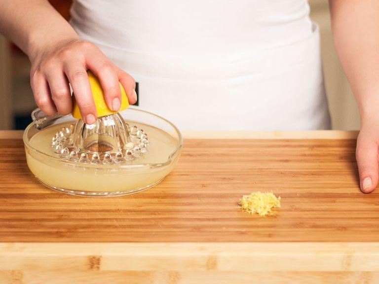 Backofen auf 180°C vorheizen. 1/5 der Zitronen abreiben und Saft aller Zitronen auspressen. Die Menge an Zitronensaft sollte in etwa der des Zuckers entsprechen.