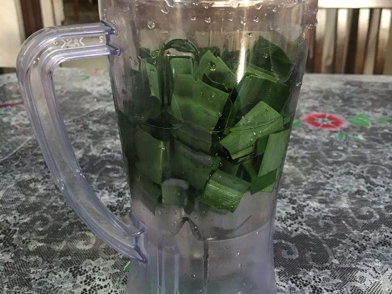 Put pandan leaves (chopped) in a blender then add water