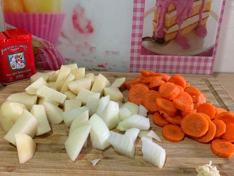 Cut all the veggies in small pieces