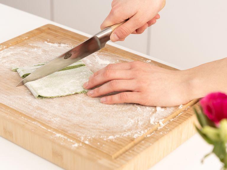 Für die Tagliatelle den Pastateig auf dünnster Stufe ausrollen, mit etwas Semolina bestäuben und vier Mal einschlagen. Mit einem Messer ca. 0,5 cm breite Streifen schneiden, dann die Tagliatelle mit etwas Mehl bestäuben und mit den Händen auflockern, damit sie nicht zusammen kleben.
