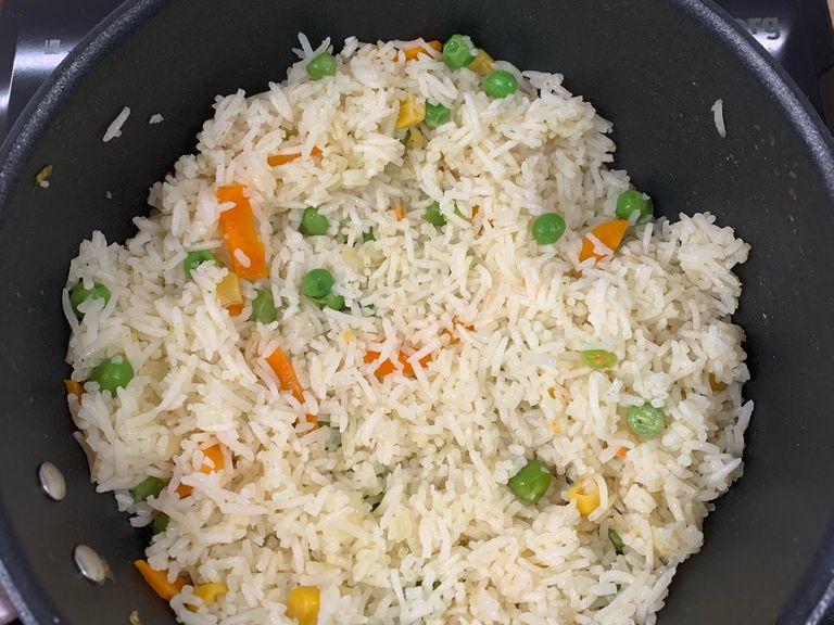 Das Gemüse unter den Reis mischen und noch nach Geschmack würzen.