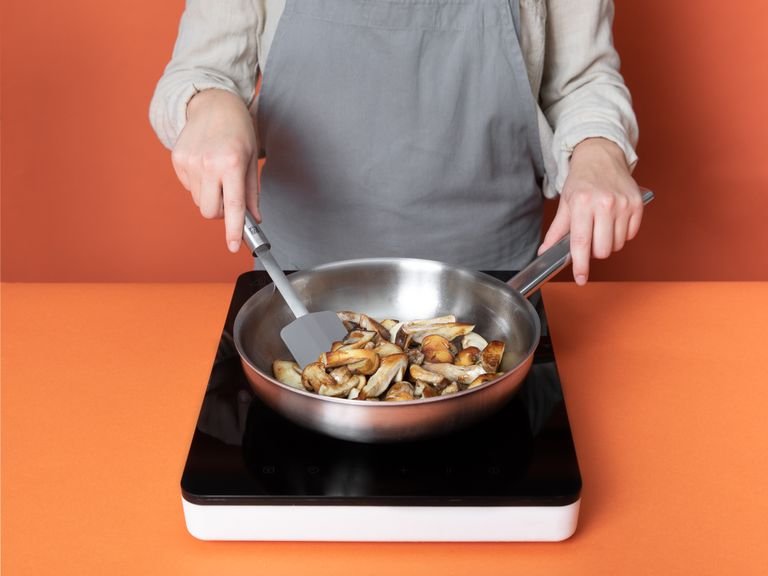 Fry the porcini mushrooms in a frying pan until golden brown, approx. 5 min. Season mushrooms with salt and add remaining butter to the pan. Serve the puréed soup topped with roasted potatoes and fried porcini mushrooms. Enjoy!