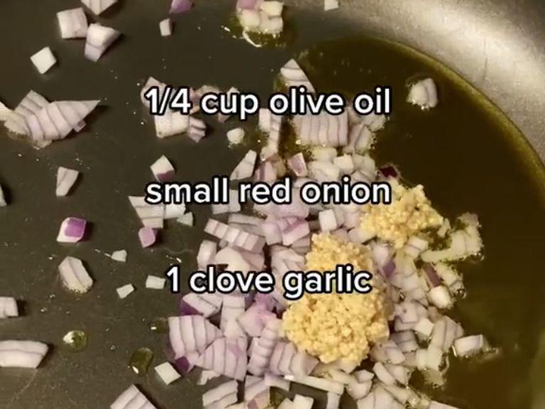 Pour, in this order, the olive oil, the small onion, and the garlic. Mix a little.