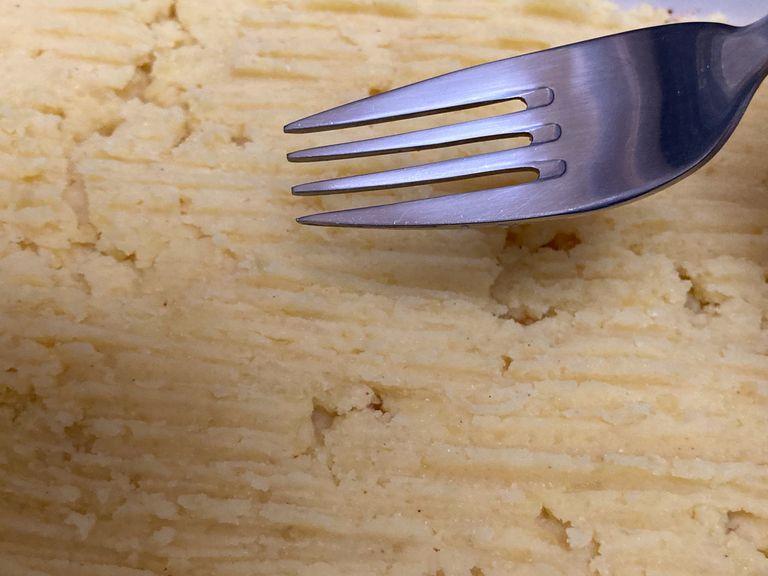 Die Kartoffelmasse gleichmäßig verstreichen. Hierbei eine Gabel verwenden, damit auf der Oberflächen riefen entstehen. Hierdurch bekommt der Pie eine besonders schöne Oberfläche beim Backen.