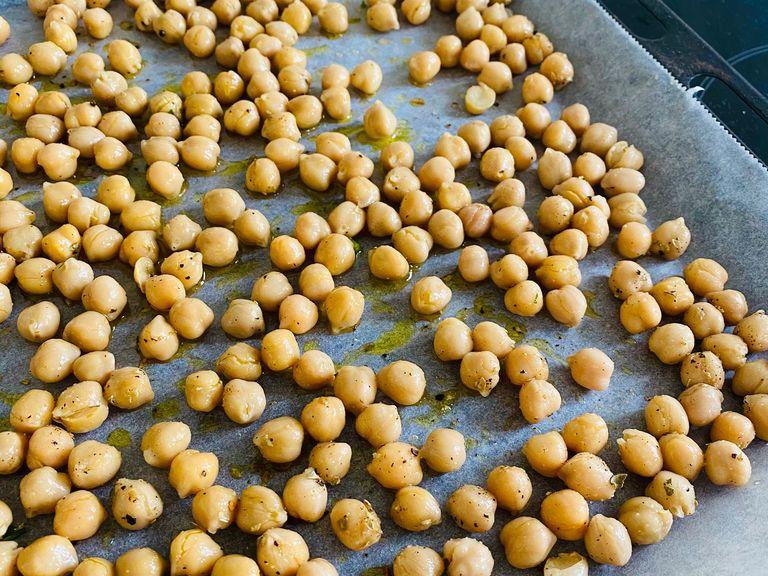 Rinse the chickpeas, pat them dry (I feel like they go quicker in the oven that way) and spread them on a baking tray. Add olive oil, salt, pepper, garlic powder and chili powder or chili oil. They’re especially tasty when they’re a little bit spicy, but if you don’t like spicy you can skip the chili. Put the chickpeas and the sweet potatoes in the oven for about 20 min on 200 C.