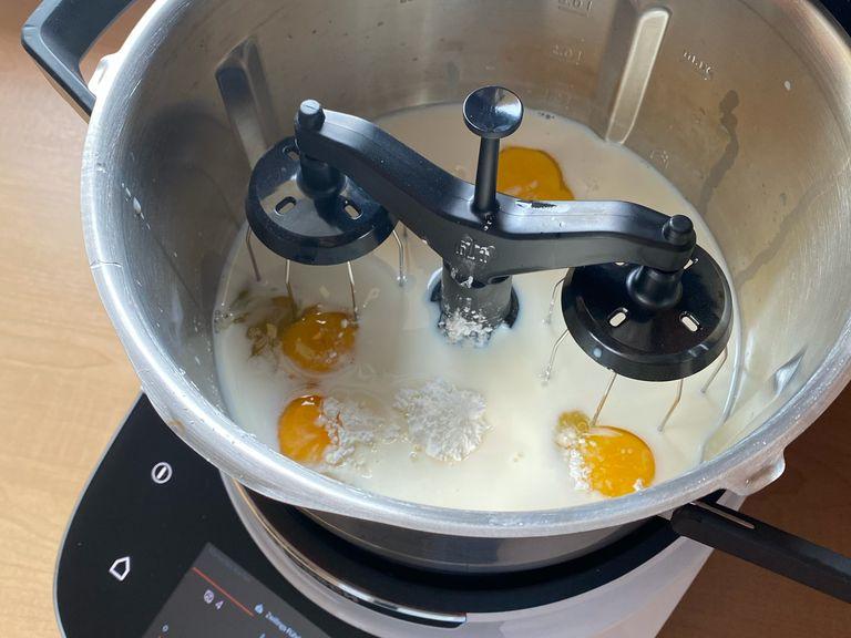 Den Zwillings-Rühr in den Cookit-Topf einsetzen. Zutaten hinzugeben und im Modus Manuelles Kochen mit Zubehör für 8 Minuten bei 90 Grad auf Stufe 3 garen (Zwillings-Rührbesen| Stufe 3| 90°C |8 Min.)