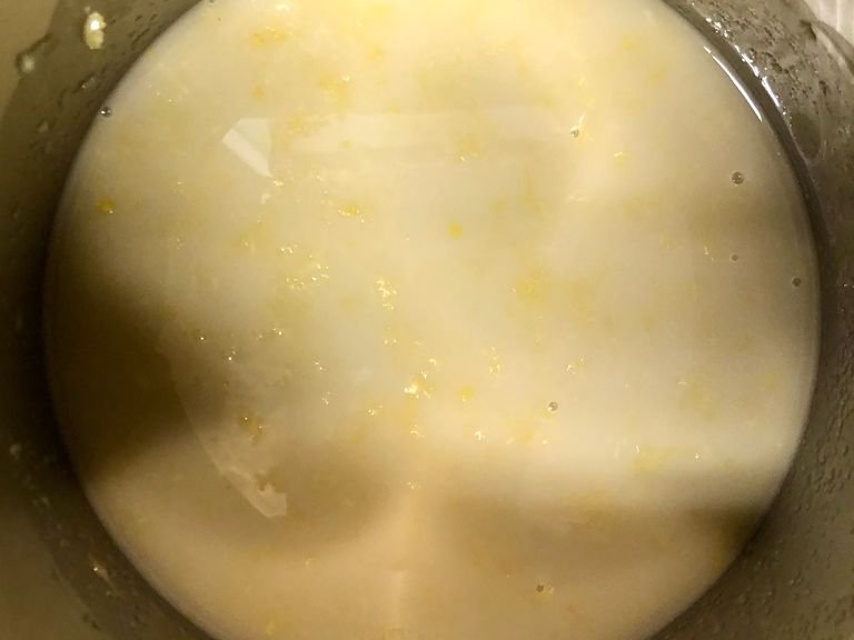 Für den Zitronenpudding die Zitronenschale mit Zucker, Speisestärke und einer Prise Salz in einem Topf vermischen.
