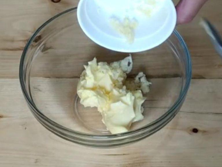 For making the Garlic butter paste : Mix together butter, oregano and minced garlic