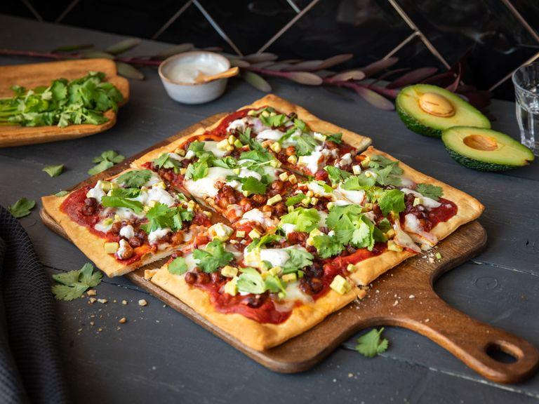 Vegetarische Pizza mit BBQ-Kichererbsen und Avocado