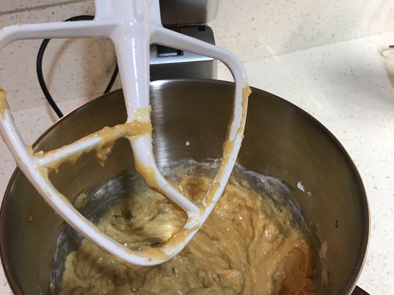 Add the flour, baking soda & baking powder into the mixing bowl. Use the low setting, mix thoroughly until no dry spots remain. Don’t overwork the batter.