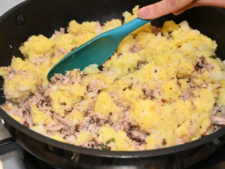 When the onions begin to brown in colour, reduce to low heat and add the mashed potatoes and tuna and mix to combine well.