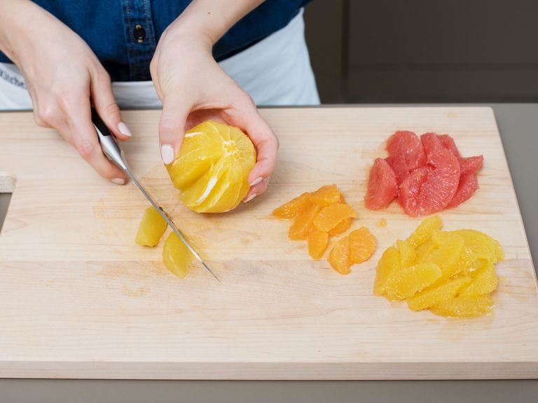 Pistazien hacken. Orangen, Mandarinen und Grapefruit schälen und filetieren. Den Saft auffangen und in einer Schüssel beiseitestellen.