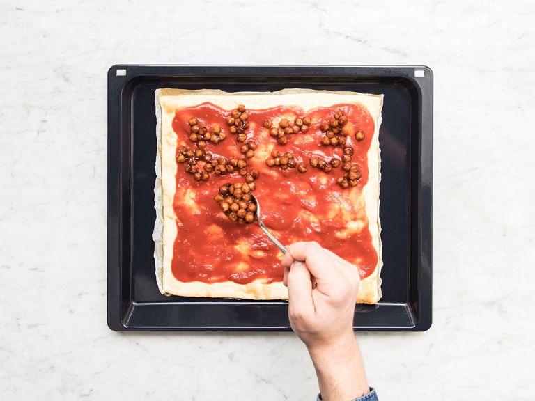 Den vorgebackenen Pizzaboden aus dem Backofen nehmen und kurz abkühlen lassen. Rote Zwiebel schälen und und fein würfeln. Mozzarellakäse in Scheiben schneiden. Die Tomatensoße auf dem Pizzaboden verteilen und mit BBQ-Kichererbsen und roter Zwiebel belegen. Im vorgeheizten Backofen bei 210°C Umluft ca. 8 Min. backen. Anschließend Mozzarellakäse auf der Pizza verteilen und weitere ca. 4 - 5 Min. backen, oder bis der Käse geschmolzen und der Pizzaboden goldbraun ist.