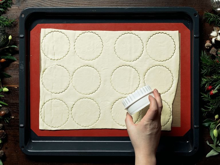 Preheat the oven to 200°C/390°F. Roll out the puff pastry on a silicone mat-lined baking sheet and use a cookie cutter to cut out an even number of rounds. Use a slightly smaller cookie cutter to cut out a rim for the pastry. Stack the rims onto the other circles to create a sort of puff pastry cup. Bake for approx. 15 min., or until puffed up and golden brown.