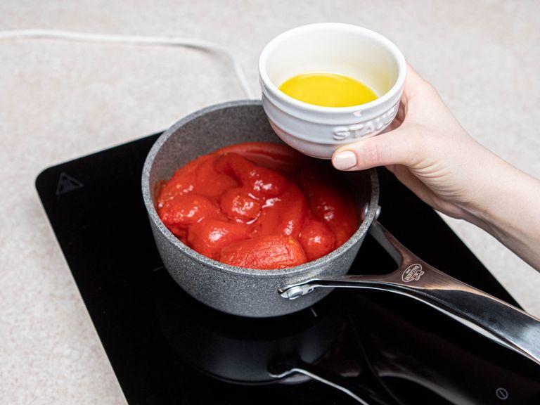 Peel the onion. Add onion, canned tomatoes, and olive oil to a saucepan over low heat and let simmer for approx. 30 min. uncovered, or until it has thickened up. Stir from time to time and mash up any big pieces of tomatoes with the back of a cooking spoon. Season with salt and pepper.