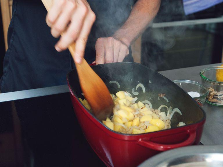 Bratöl in einem Schmortopf erhitzen und darin die Zwiebelringe ca. 5 Min. bei hoher Temperatur anbraten. Kartoffelwürfel dazugeben.