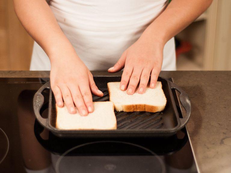 Toastscheiben in einer Grillpfanne bei mittlerer Hitze ca. 1 – 2 Min. pro Seite rösten.