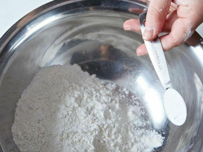 We mix the baking powder with the flour and then put it in the other mixture that we did earlier.