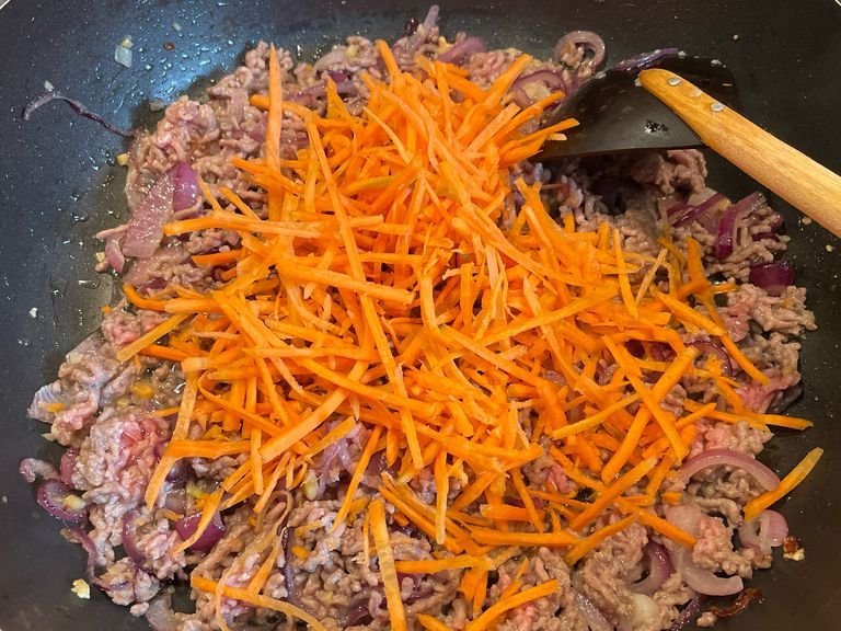 Add a handful of grated carrots, mix an simmer for 2-3 minutes.