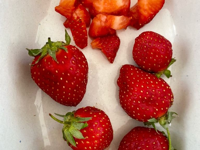 Take a few ripe strawberries and mash them. Cut the rest of the strawberries in brunoise and toss both the purée and the slices with the fish.