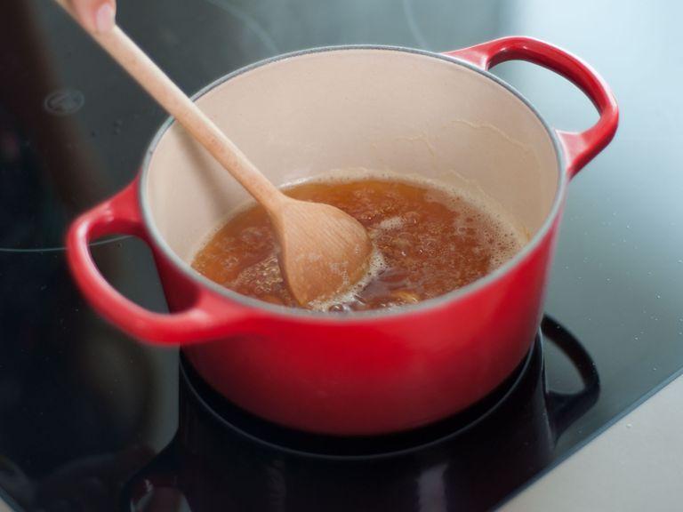 In einem kleinen Topf Zucker bei mittlerer Hitze karamellisieren lassen, bis er eindickt und die Farbe von Bernstein annimmt. Mit Zitronensaft ablöschen.