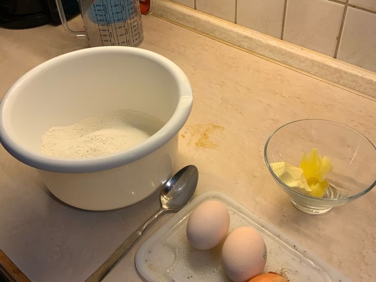 Jetzt gehts los mit dem Krautkrapfenteig. Das Mehl, die Eier, wenig Wasser und 1-2 Prisen Salz….