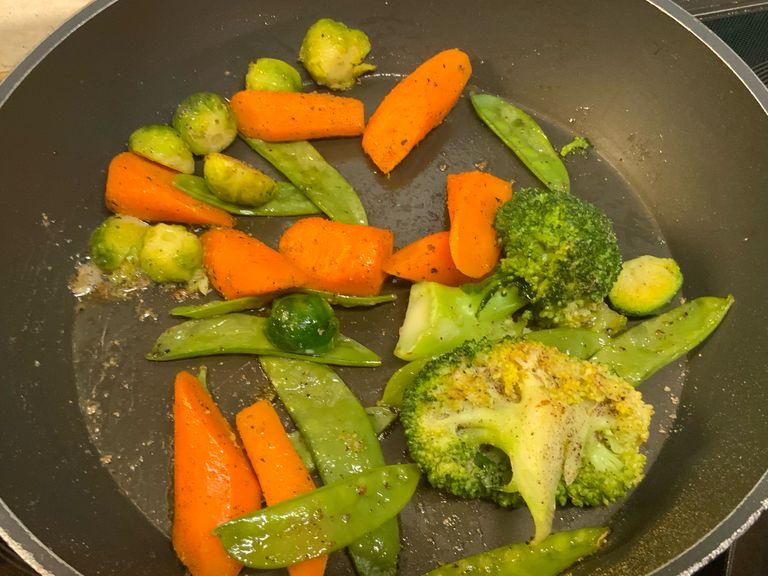 Das Gemüse putzen,dämpfen und beiseite stellen. Kurz bevor die Sauce fertig ist, in wenig Butter erwärmen.