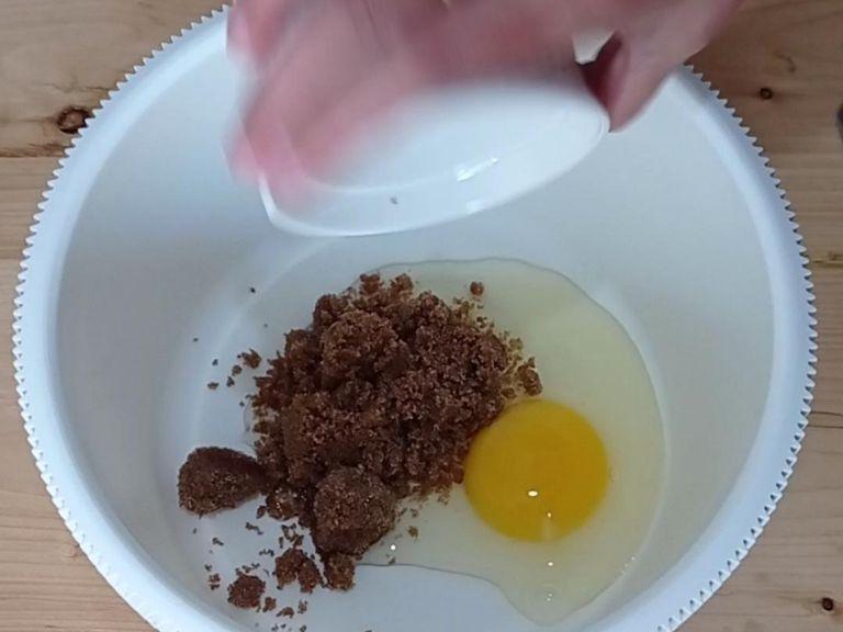 In the medium bowl, beat egg and brown sugar until fluffy.