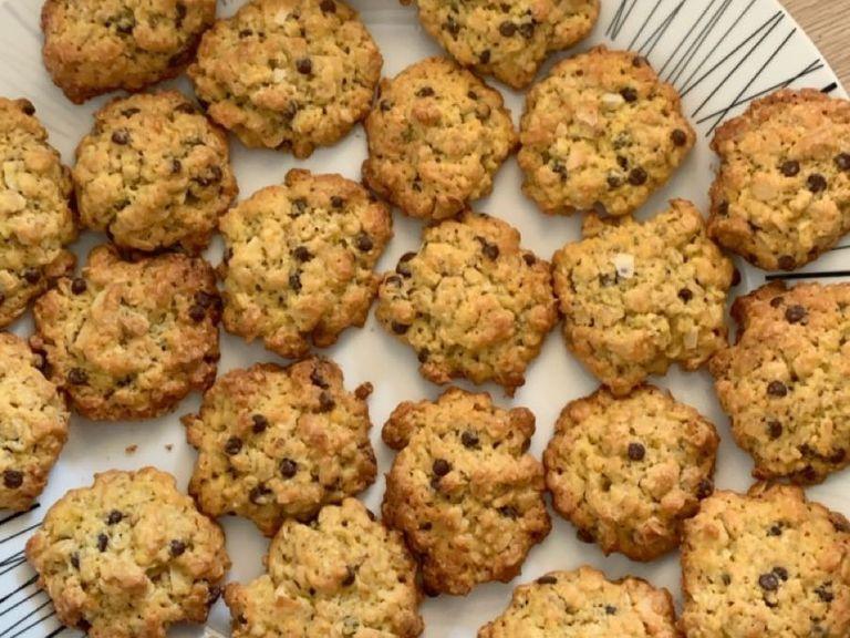Bake the cookies in the preheated oven for 10 minutes. Take them out of the oven and let them rest on the baking sheet for 5 minutes, they will harden a bit more then. After that, you can remove them from the baking sheet and enjoy!