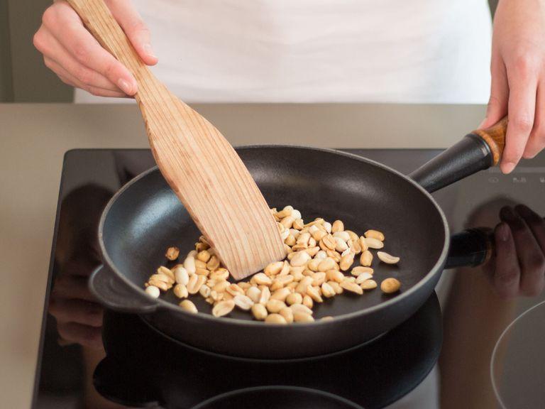 Erdnüsse in einer großen Pfanne bei mittlerer Hitze ca. 1 – 2 Min. rösten, bis sie ein angenehmes Aroma verströmen.