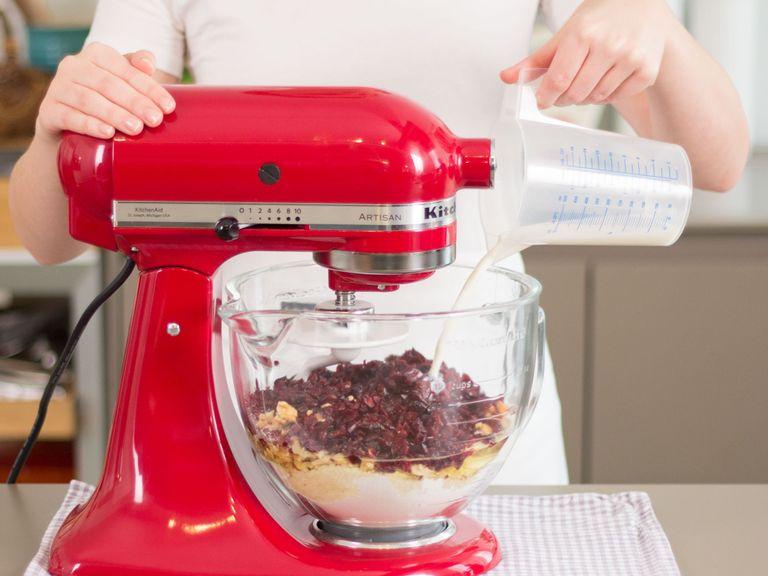 Mehl, Backpulver, Walnüsse, Cranberrys, Joghurt, Eier, Milch und Salz in einer Küchenmaschine ca. 2 – 3 Min. kneten, bis ein glatter Teig entsteht.